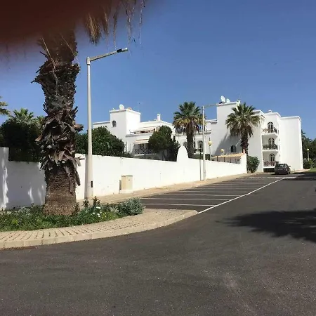 Small Cozy Flat, By The Pool And By The Sea Hébergement de vacances *