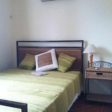 Small Cozy Flat, By The Pool And By The Sea Hébergement de vacances *