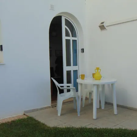 Vakantiehuis Small Cozy Flat, By The Pool.