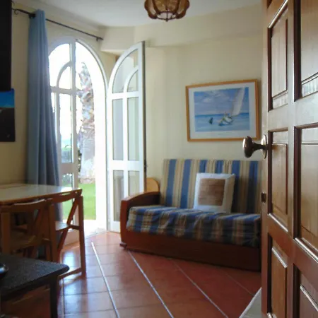 Hébergement de vacances Small Cozy Flat, By The Pool And By The Sea