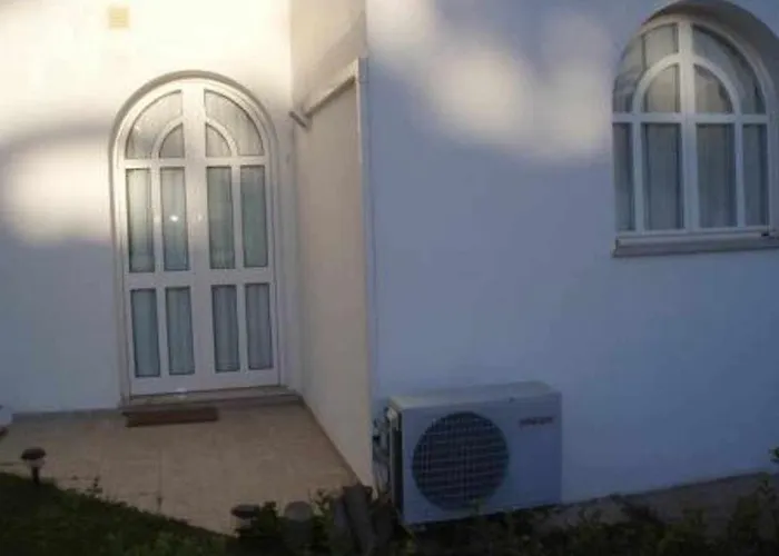 Small Cozy Flat, By The Pool And By The Sea. Casa de Férias Tavira