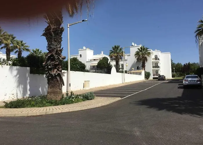 Small Cozy Flat, By The Pool And By The Sea. Casa de Férias *