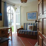 Dom wakacyjny Small Cozy Flat, By The Pool And By The Sea.
