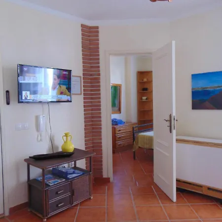 Small Cozy Flat, By The Pool And By The Sea טאווירה