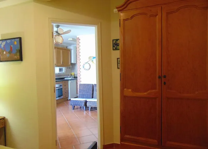 Small Cozy Flat, By The Pool And By The Sea.