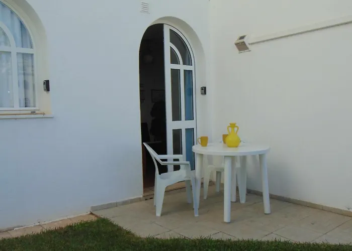 Vakantiehuis Small Cozy Flat, By The Pool And By The Sea.