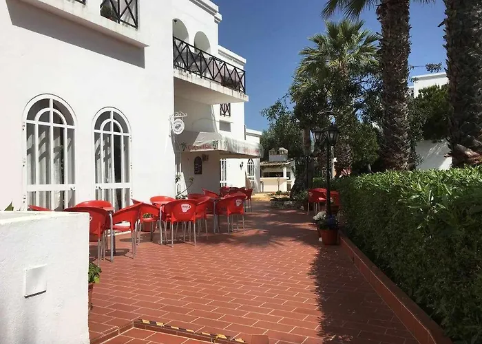 Small Cozy Flat, By The Pool And By The Sea. *